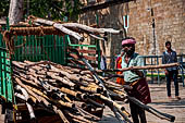 The great Chola temples of Tamil Nadu - The Sri Ranganatha Temple of Srirangam. Workers attending to the temple. 